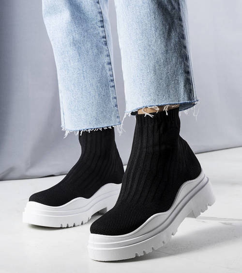Černé ponožkové boty s bílou podrážkou od Cali