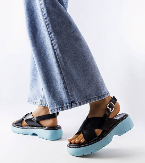 Černé sandály s modrou platformou od Rozana