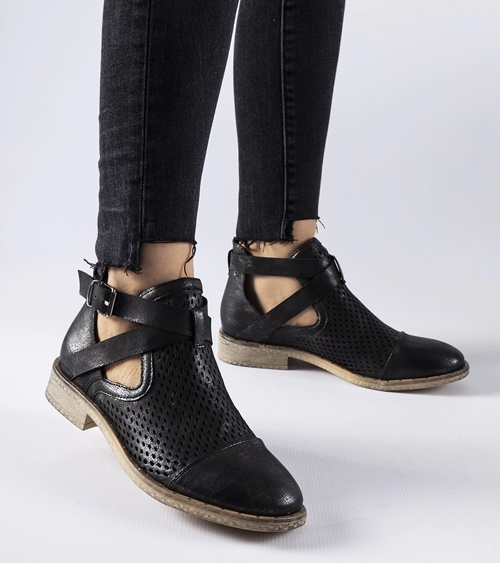 Černé ažurové výrazně vykrojené kotníkové boty Kooter