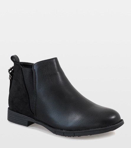 Černý izolovaný boty 3086